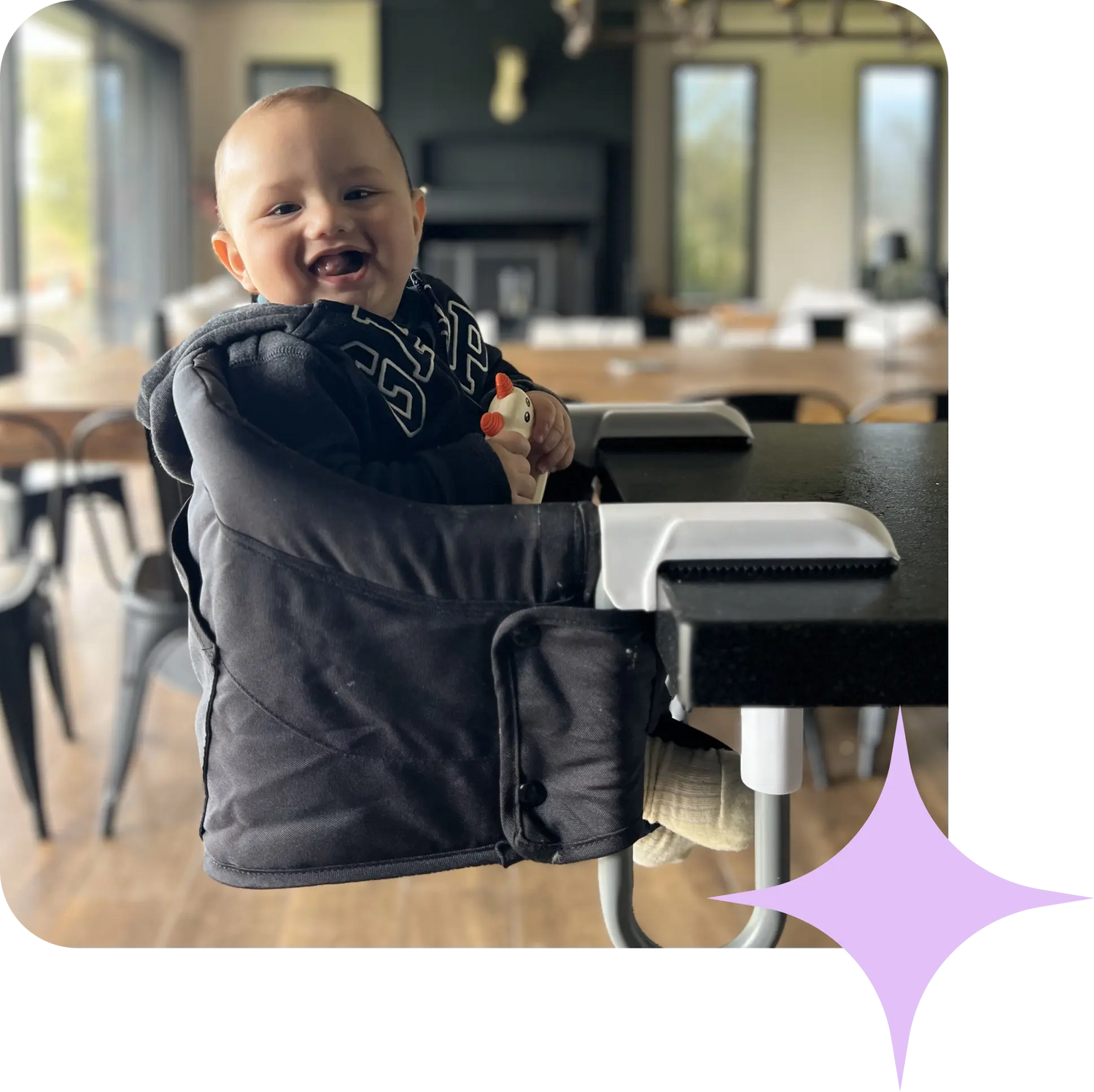 bebe usando la silla hook on en mesa de comedor