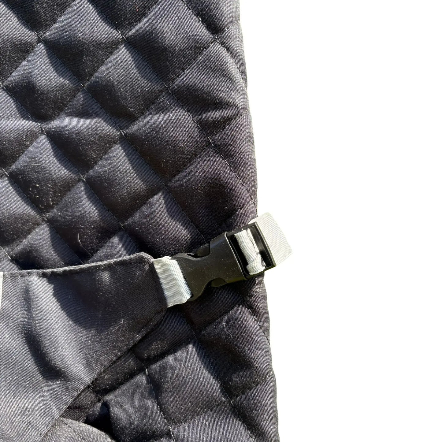 Detalle arnés silla mecedora LazyBoy MemoKoala - broche de alta densidad para mayor seguridad bebé