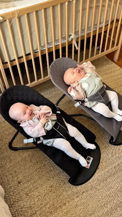 Dos bebés felices en silla mecedora LazyBoy MemoKoala - cliente real Chile