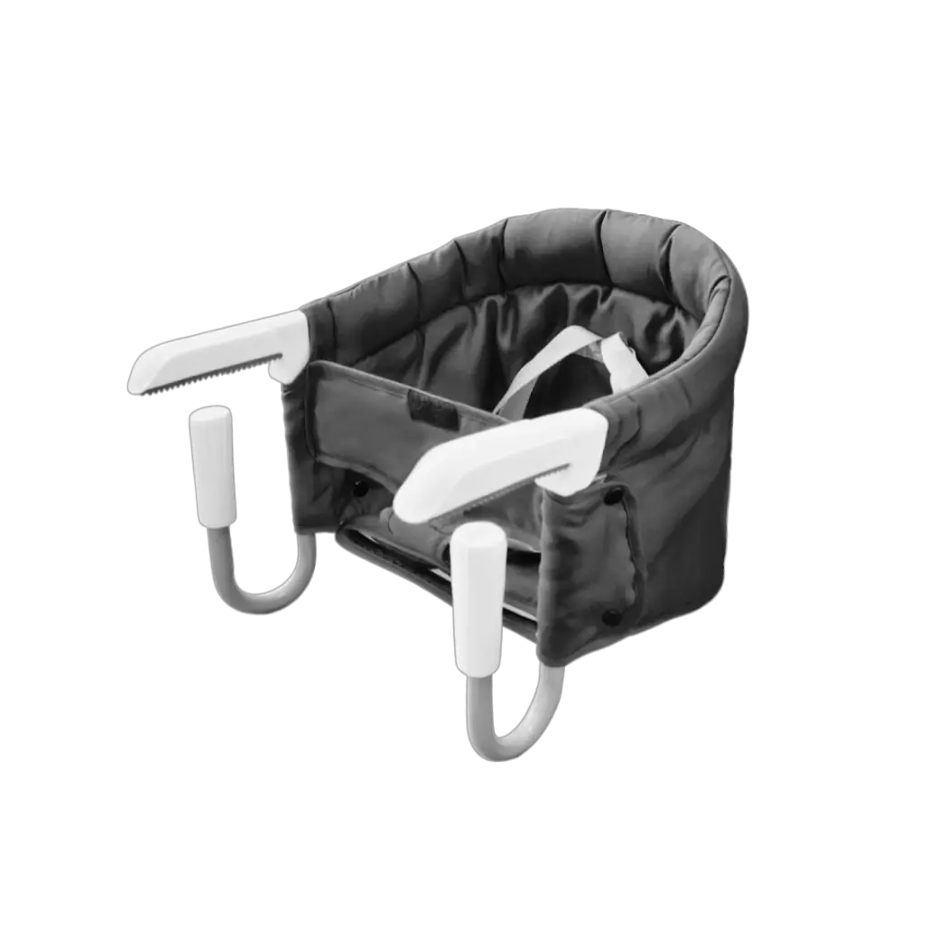 Silla HookOn negra MemoKoala vista 3/4 - silla de comer portátil sin patas para bebé