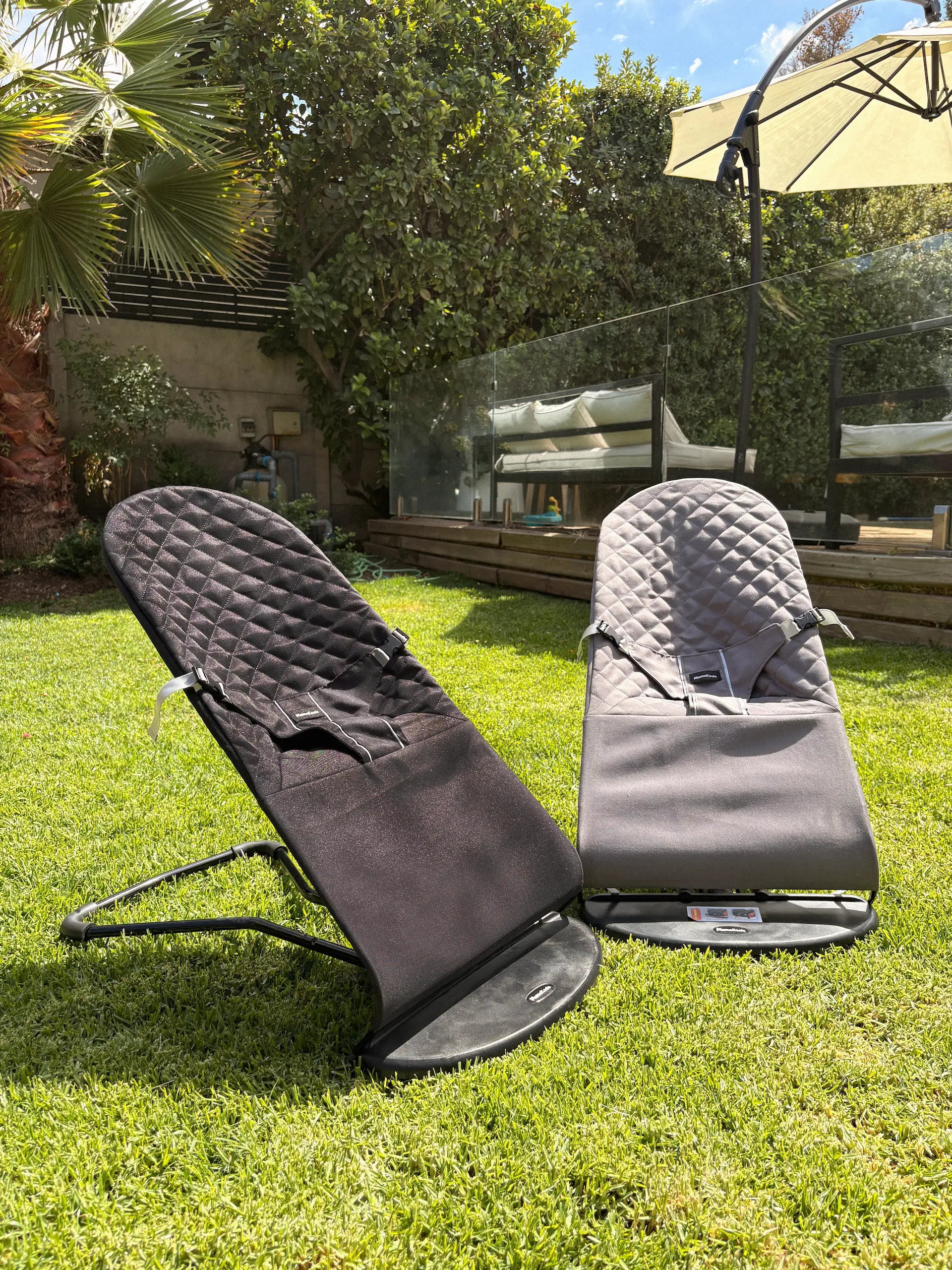 Silla mecedora LazyBoy negra y gris MemoKoala en jardín - disponible en 2 colores Chile