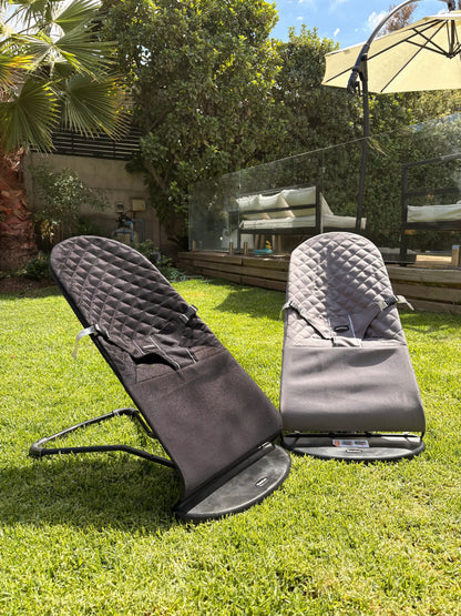 Silla mecedora LazyBoy negra y gris MemoKoala en jardín - disponible en 2 colores Chile