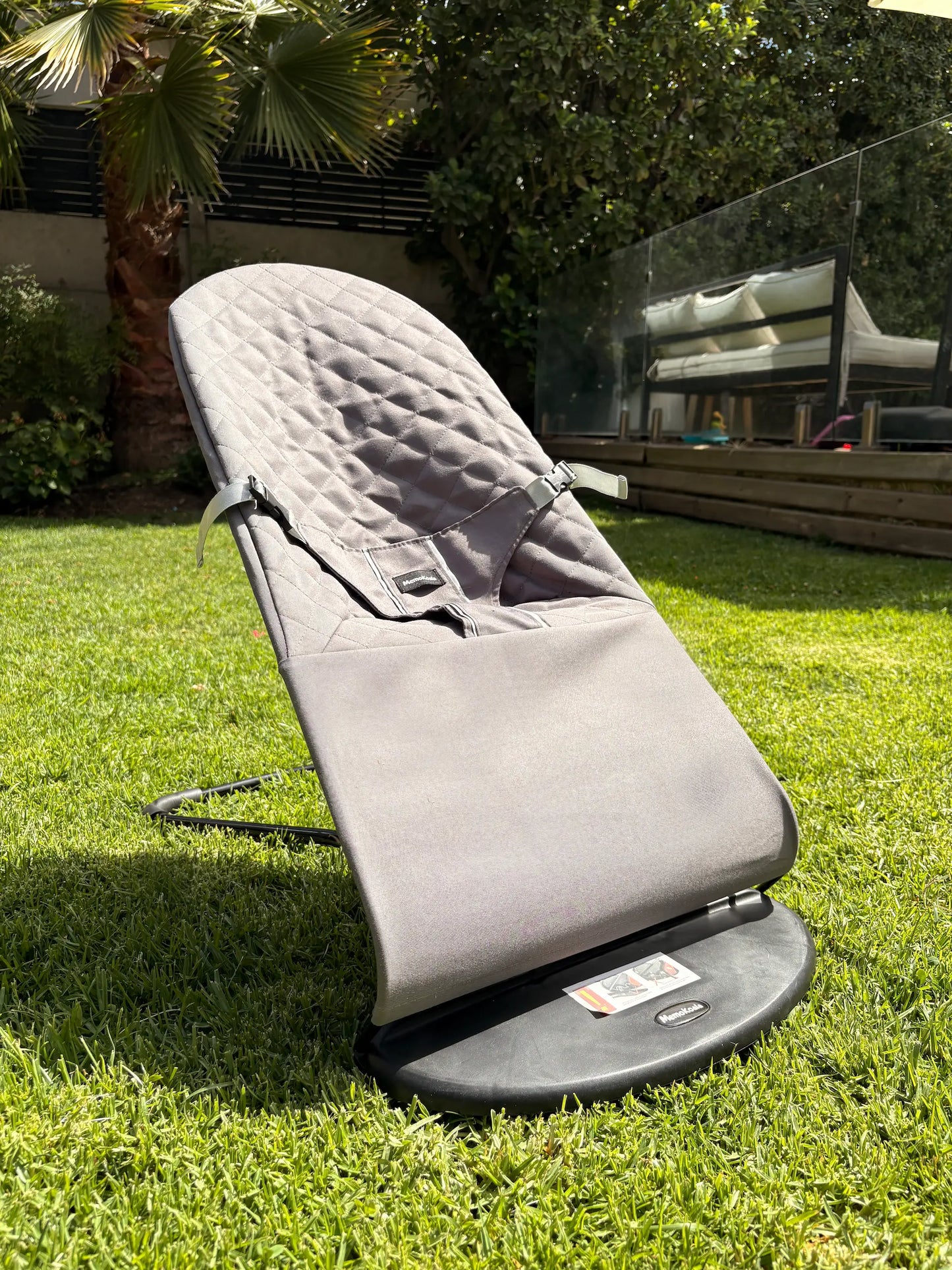 Silla mecedora LazyBoy gris MemoKoala en terraza exterior - para bebés desde el primer día