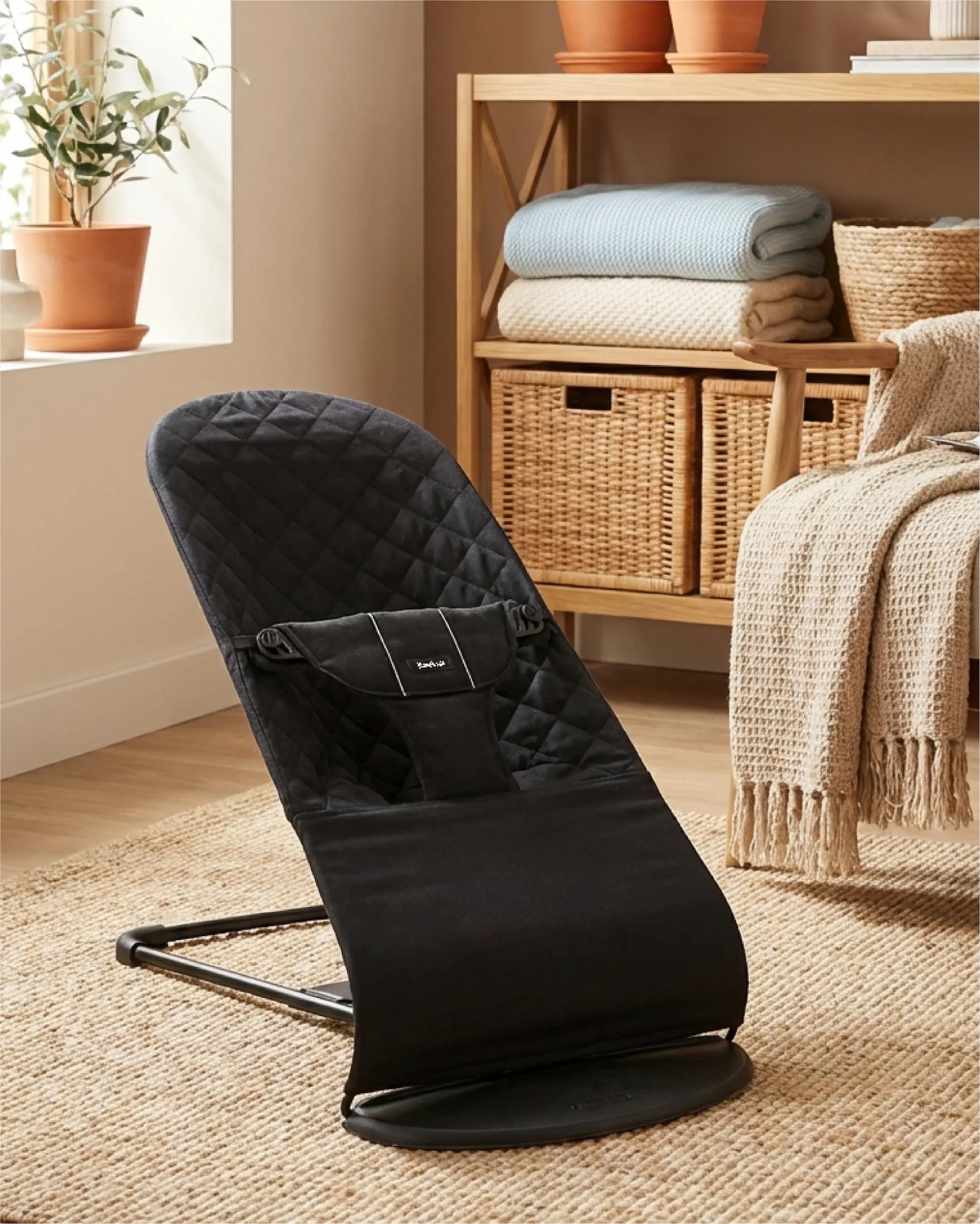 Silla mecedora LazyBoy negra MemoKoala en habitación moderna - mecedora portátil interior