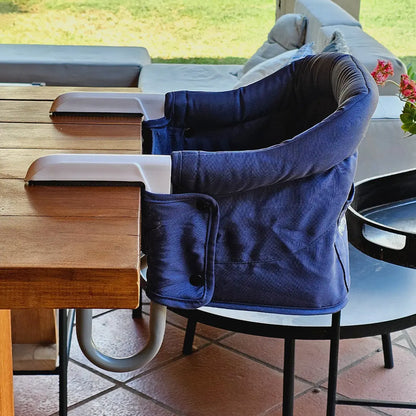 Silla HookOn azul instalada en mesa exterior - silla portátil para bebé MemoKoala