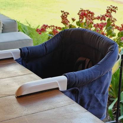 Silla portátil HookOn azul MemoKoala instalada en mesa - para bebés desde 6 meses a 3 años