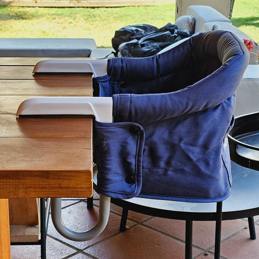 Silla de comer portátil HookOn azul MemoKoala en terraza - sin patas sin espacio