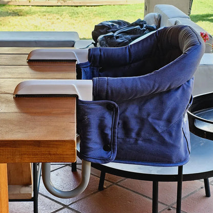 Silla de comer portátil HookOn azul MemoKoala en terraza - sin patas sin espacio