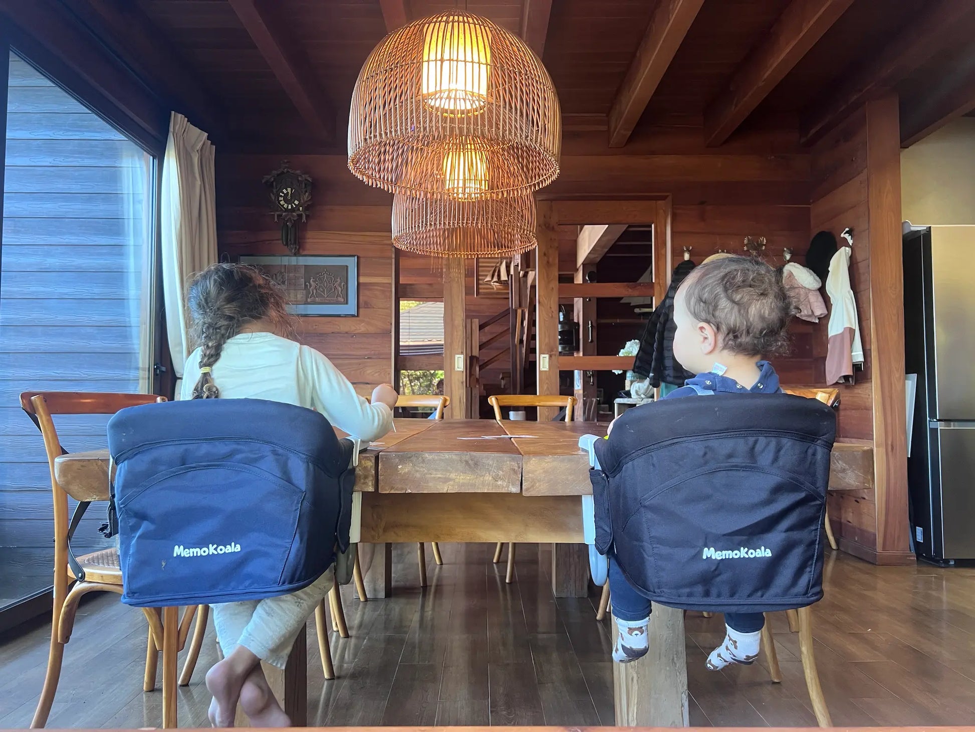 Niños usando sillas HookOn MemoKoala instaladas en sillas de comedor - Chile