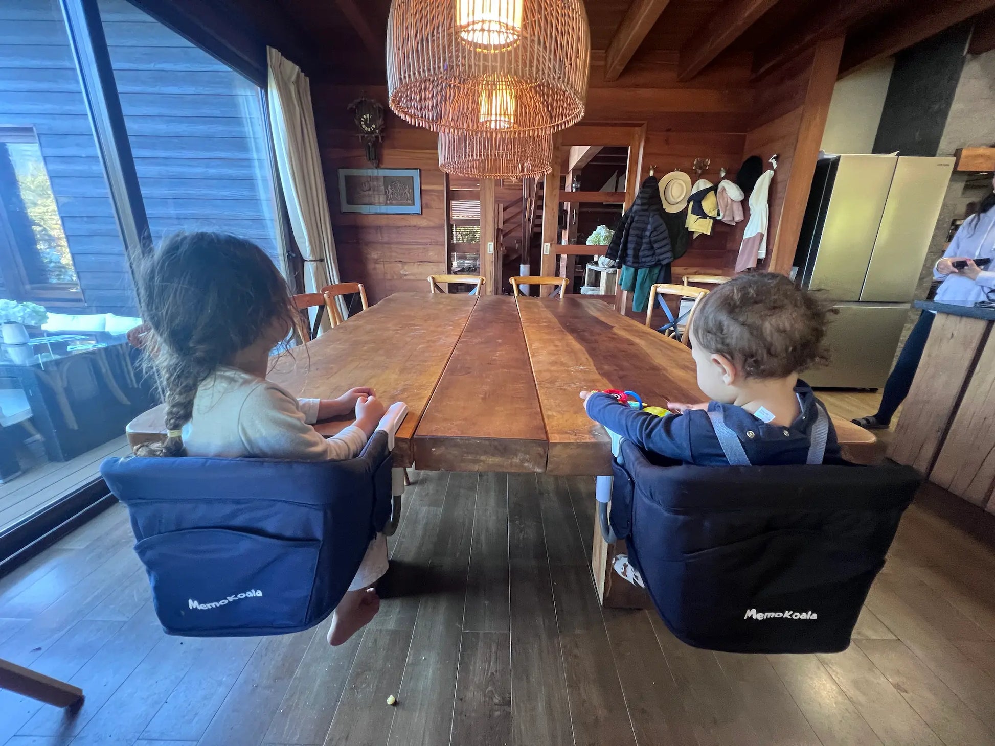 Dos niños con sillas HookOn MemoKoala en mesa de comedor - silla portátil familias chilenas
